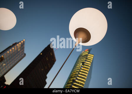 Berlin, Deutschland. 8. November 2014. Sonnenuntergang hinter Ballon am Potsdamer Platz in Berlin, Deutschland, 8. November 2014. Die Ballon Laternen sind Teil des Projekts "Grenze der Lichter 2014" Gedenken an den 25. Jahrestag der Fall der Berliner Mauer am 9. November 2014. Foto: MATTHIAS BALK/Dpa/Alamy Live-Nachrichten Stockfoto