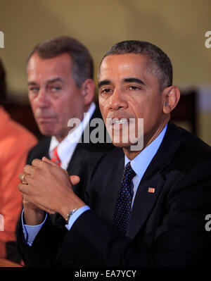 Washington, DC, USA. 7. November 2014. Der Sprecher der U.S. House John Boehner (Republikanische of Ohio), links, schaut zu, wie US-Präsident Barack Obama eine Erklärung an die Pressepool macht, als er mit Bipartisian des Kongresses Führung in der alten Familie Dining Room des weißen Hauses in Washington, DC auf Freitag, 7. November 2014 trifft. Bildnachweis: Dpa picture Alliance/Alamy Live News Stockfoto