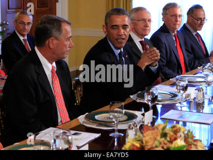 Washington, DC, USA. 7. November 2014. US-Präsident Barack Obama trifft sich mit Bipartisian des Kongresses Führung in der alten Familie Dining Room des weißen Hauses in Washington, DC auf Freitag, 7. November 2014. Von links nach rechts: Sprecher des U.S. House John Boehner (Republikanische of Ohio), Präsident Obama, aktuellen U.S. Senate Majority Leader Harry Reid (Demokrat von Nevada), zukünftige U.S. Senat Majority Leader Mitch McConnell (Republikanische of Kentucky) und US-Senator Charles Schumer (Demokrat aus New York). Bildnachweis: Dpa picture Alliance/Alamy Live News Stockfoto