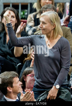 Prag, Tschechische Republik. 8. November 2014. Ehemalige tschechische Tennisspielerin Martina Navratilova Uhren das Fed-Cup-Finale in Prag, Tschechische Republik, 8. November 2014. Foto: DANIEL KARMANN/Dpa/Alamy Live News Stockfoto