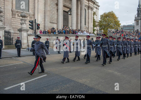 City of London, UK. 8. November 2014. Militär marschieren vorbei St Pauls Cathedral. Bildnachweis: Malcolm Park Leitartikel/Alamy Live-Nachrichten Stockfoto