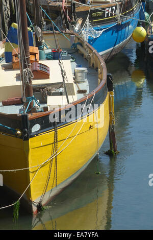 Nahaufnahme der traditionellen hölzernen Segeln Boote vertäut am Kai in Looe Hafen Caradon South East Cornwall South West En Stockfoto