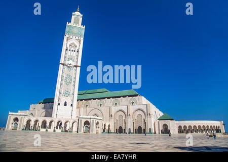 Nicht identifizierte Personen durch die Moschee Hassan II in Casablanca, Marokko. Stockfoto