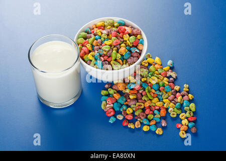 Ungesunde Lebensmittel: tauchte Weizensamen mit vielen künstlichen Farbstoff und Glas Milch Stockfoto