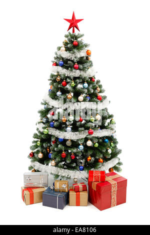 Künstlicher Weihnachtsbaum, isoliert auf weiss, verziert mit bunten Ornamenten und Silber Kranz, viele Geschenke unter den t Stockfoto