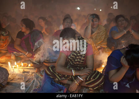 Narayangonj, Dhaka, Bangladesh. 8. November 2014. Versammeln Sie jedes Jahr werden Tausende von hinduistischen Gläubigen sich vor Shri Shri Lokenath Ramakrishna Ashram Tempel für die Kartik Brati oder Rakher Upobash religiöses Fest in Barodi, in der Nähe von Dhaka, Bangladesh. Gläubigen vor Kerzen Licht (lokal als Prodip genannt) sitzen und im Gebet zu absorbieren. Lokenath Brahmachari, Baba Lokenath genannt wird, war aus dem 18. Jahrhundert Hindu heilige und Philosophen in Bengalen. Bildnachweis: ZUMA Press, Inc./Alamy Live-Nachrichten Stockfoto