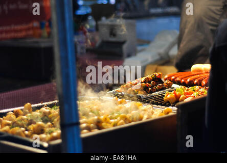 Southbank, London, UK. 8. November 2014. Menschen genießen Sie ihr Wochenende auf dem echten Lebensmittelmarkt in Southbank. Der Markt findet jedes Wochenende statt und zeigt eine Vielzahl von Speisen aus aller Welt Kredit: Giulia Fiori/Alamy Live News Stockfoto