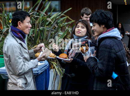 Southbank, London, UK. 8. November 2014. Menschen genießen Sie ihr Wochenende auf dem echten Lebensmittelmarkt in Southbank. Der Markt findet jedes Wochenende statt und zeigt eine Vielzahl von Speisen aus aller Welt Kredit: Giulia Fiori/Alamy Live News Stockfoto