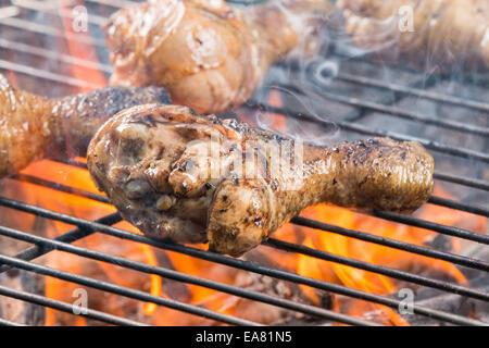 Hähnchenschenkel auf Grill grill mit dem Feuer Stockfoto