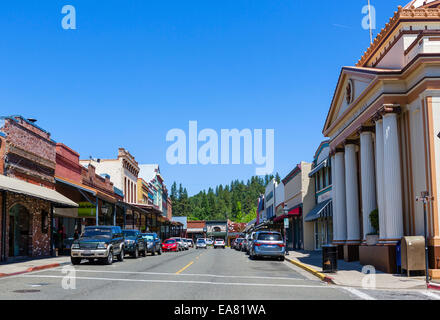 Mill Street in die alte Goldbergbau Stadt von Grass Valley, Nevada County, Gold Land im Norden, Kalifornien, USA Stockfoto