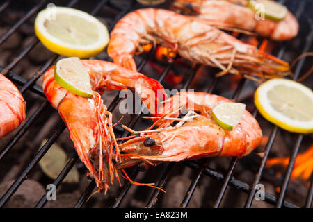 Frisch gegrillte Garnelen in Brand Stockfoto