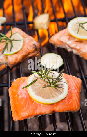 Gegrillte Lachs Steaks in Brand Stockfoto