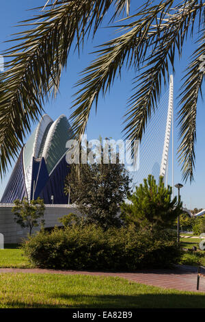 Die Pont de Grau Hängebrücke in der Stadt der Künste und der Wissenschaften, Valencia, Spanien. Stockfoto