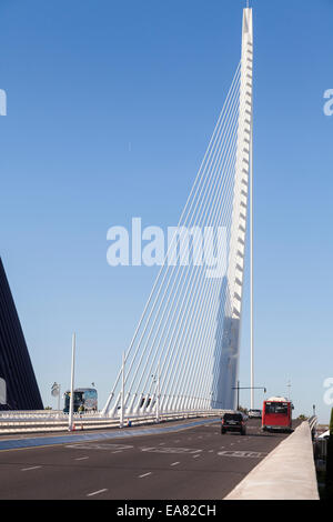 Die Pont de Grau Hängebrücke in der Stadt der Künste und der Wissenschaften, Valencia, Spanien. Stockfoto