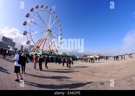BARCELONA - 24.Mai: Menschen und ein Riesenrad am Heineken Primavera Sound Festival 2013 am 24. Mai 2013 in Barcelona, Spanien. Stockfoto