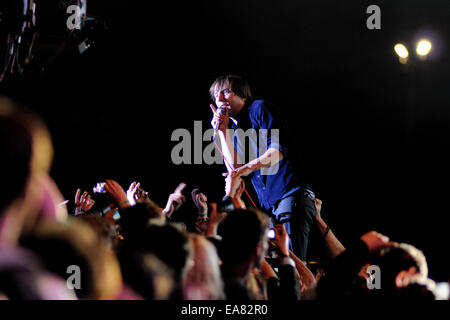 BARCELONA - 23 Mai: Frontmann von Phoenix (Band)-Gesang, umgeben vom Publikum führt bei Heineken Primavera Sound. Stockfoto