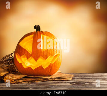 Böse Halloween-Kürbis auf Holz mit freiem Speicherplatz für text Stockfoto
