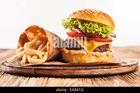 Leckeren Hamburger serviert auf Holz. Isoliert auf weißem Hintergrund Stockfoto