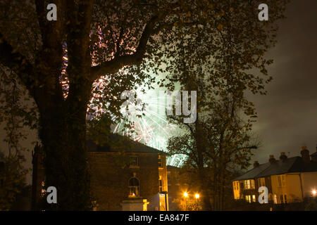 Wimbledon, London, UK. 8. November 2014. Spektakuläres Feuerwerk in Wimbledon Credit: Amer Ghazzal/Alamy Live-Nachrichten Stockfoto
