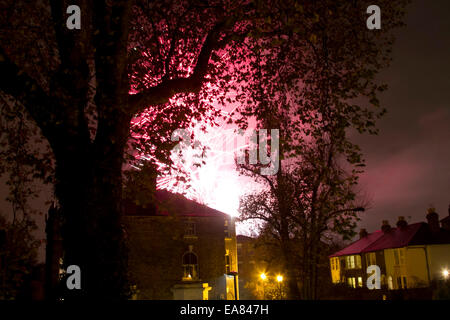 Wimbledon, London, UK. 8. November 2014. Spektakuläres Feuerwerk in Wimbledon Credit: Amer Ghazzal/Alamy Live-Nachrichten Stockfoto