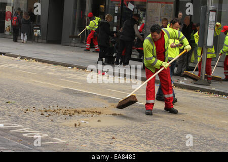 London, UK. 8. November 2014. Eine Straße bei der Arbeit entlang der Paradestrecke Reiniger gesehen. Tausende von Londonern säumten die Straßen der Stadt, der Prunk & Zeremonie der Lord Mayor Parade zu sehen. Bildnachweis: David Mbiyu/Alamy Live-Nachrichten Stockfoto