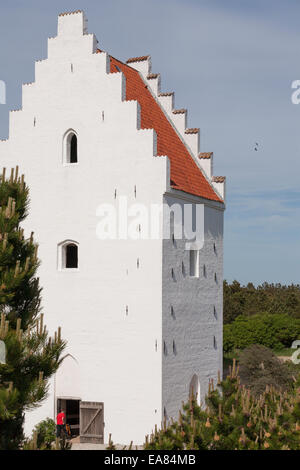Besuch der unterirdischen Kirche. Ein Tourist kommt die neue hohe Tür der Kirche begraben in den Dünen in der Nähe von Skagen. Stockfoto
