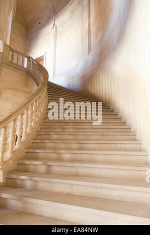 Alte Treppe aus reinem weißem Marmor Stockfoto