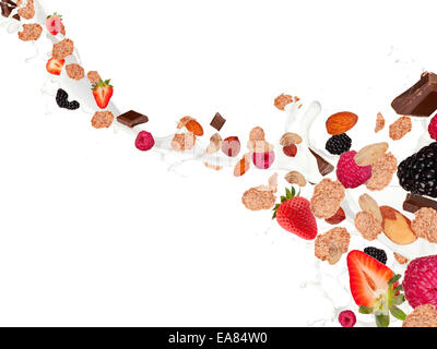 Gesunde Nahrung und Milch mit fliegenden Getreide und Obst, isoliert auf weißem Hintergrund Stockfoto