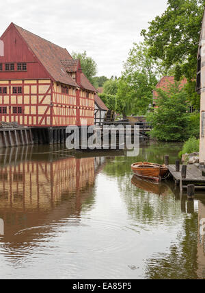 Halbe Fachwerkhaus Fluss Häuser der alten Aarhus. Zwei kleine Zeile Boote schweben im Wasser vor traditionellen Häusern Dänisch Stockfoto