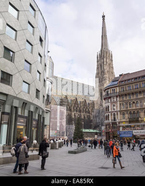 Stephansplatz und dem südlichen Turm der Kathedrale. Die belebten Platz vor der großen Kathedrale, gut bevölkert mit Käufern Stockfoto