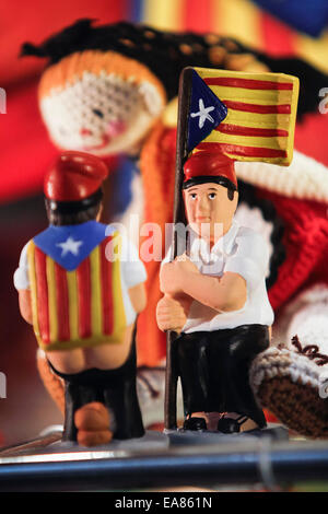 Kleine Figur namens Caganer, in katalanischer Sprache, mit der Unabhängigkeit-Flagge Stockfoto