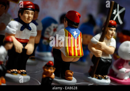 Kleine Figur namens Caganer, in katalanischer Sprache, mit der Unabhängigkeit-Flagge Stockfoto