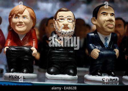 Kleine Figur namens Caganer, auf Katalanisch, Vertretung Rajoy, Merkel und Obama Stockfoto