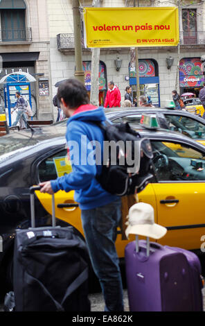 Touristischen abholen ein Taxi zurück kommen Ihr Land vor eine Fahne, die sagen "Wir wollen ein neues Land" Stockfoto