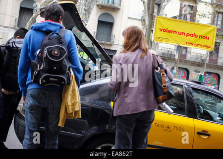 Touristen nehmen Sie ein Taxi, wieder Ihr Land vor eine Fahne, die sagen "Wir wollen ein neues Land" Stockfoto