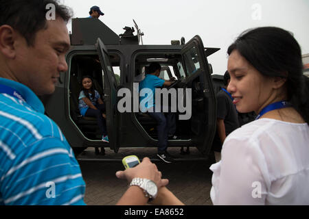 Paare Austausch ihre Handys vor einer indonesischen Humvee von PT. Pindad gemacht und indonesischen Millitary Unternehmen mit Sitz in Bandung-West Java gestellt. Indonesien Defense Show 2014 ist die 6. Indonesien Verteidigung show in Indonesien Austausch Expo Kemayoran-Jakarta statt. Mehr als 600 Unternehmen aus 50 Ländern treten die Messe die neueste Technologie, die öffnet der Möglichkeit für den Austausch über jedes Land, die die Ausstellung mit Strengthenth verknüpfen ihr Abwehrsystem. Die Ausstellung vom 5. bis 8. November 2014 und offen für die Öffentlichkeit erst am 8. November. Stockfoto