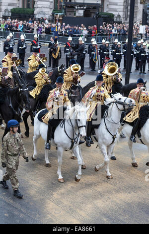 8. November 2014, Lord Mayor es Show, City of London, London, UK. Die montierte Band Großbritanniens Household Cavalry übergibt Mansion House während der Parade. Der Lord Mayor Show ist der älteste bürgerliche Prozession in der Welt, feiert es zum Jahresbeginn eine Amtszeit von einem Jahr für den neuen Bürgermeister der City of London. Stockfoto