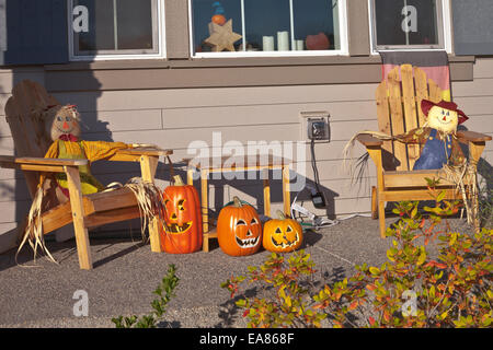 Halloween-Dekoration auf einer Veranda in einer Residenz Willsonville Oregon. Stockfoto