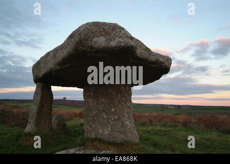 Lanyon Quoit Dolmen Grabkammer & Ding Dong Mine Maschinenhaus am Sonnenuntergang Madron Morvah in der Nähe von Penzance Penwith West Cornwall Sou Stockfoto