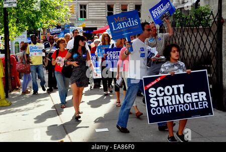 NYC: Freiwillige Durchführung von Placcards für verschiedene demokratische Kandidaten marschieren am Broadway, wie sie werben Stockfoto
