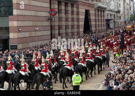 Die Royal Household Cavalry Fortschritt auf Cheapside in Richtung St. Paul während des Oberbürgermeisters Show im Mansion House in der City of London, UK am 8. November 2014. Der Lord Mayor Show ist der älteste bürgerliche Prozession in der Welt, feiert es zum Jahresbeginn eine Amtszeit von einem Jahr für den neuen Bürgermeister der City of London. Stockfoto