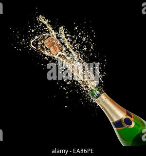 Feier-Thema mit Champagner, Spritzwasser auf schwarzem Hintergrund isoliert Stockfoto