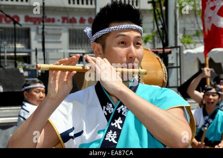 NYC: SOH DAIKO Musiker spielt ein Rohrblattinstrument bei einem asiatisch-amerikanische & Pacific Islander Heritage Festival Stockfoto