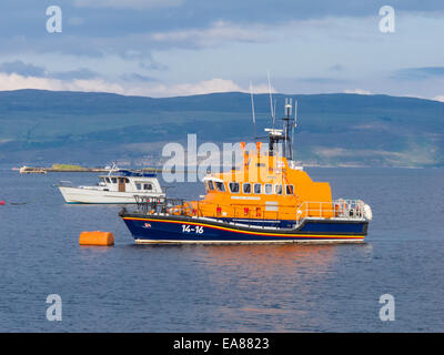 Rettungsboot vertäut in Plockton Hafen, Loch Carron, Schottland. Stockfoto