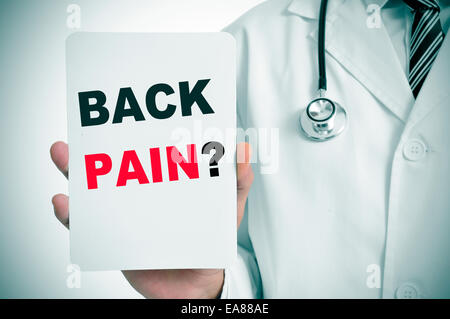 ein Arzt zeigt ein Schild mit der Frage Rückenschmerzen? geschrieben in es Stockfoto
