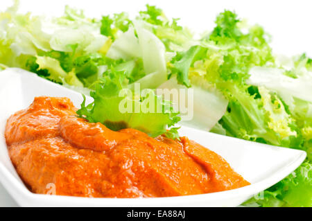 Eskariol Endiviensalat mit Romesco-Sauce, eine typische Salat aus Katalonien, Spanien Stockfoto