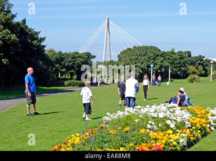 Familie spielen Ball Spiel in the Park in Southport, Lancashire, UK Stockfoto
