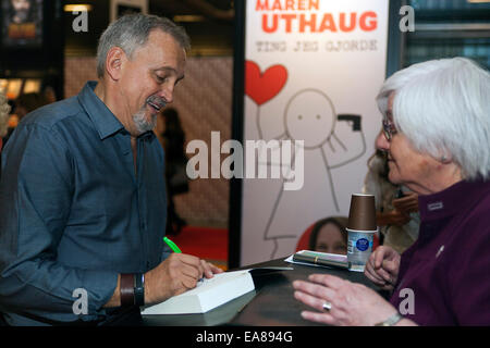 Kopenhagen, Dänemark, 8. November 2014: Welt berühmter Autor, Jussi Adler-Olsen, seine neuen und 6. Thriller in der "Abteilung Q" Serie für einen Fan auf Kopenhagen Buchmesse BogForum 2014 unterzeichnet.  Bildnachweis: OJPHOTOS/Alamy Live-Nachrichten Stockfoto