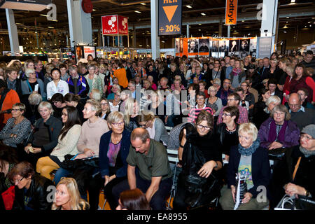 Kopenhagen, Dänemark, 8. November 2014: Großventilatoren Menge des weltbekannten Schriftstellers, versammelten sich Jussi Adler-Olsen - Autor der "Abteilung Q" Thriller-Serie - in Kopenhagen Buchmesse BogForum 2014, wo der Schriftsteller von seinen Büchern erzählt. Sein Leben und wie er funktioniert. Der dänische Puplikum Schriftsteller zog das größte Fan-Publikum auf der Messe an diesem Samstag.  Bildnachweis: OJPHOTOS/Alamy Live-Nachrichten Stockfoto