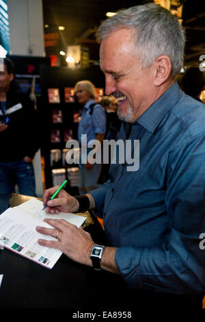 Kopenhagen, Dänemark, 8. November 2014: Ein gut gelaunt Jussi Adler-Olsen – weltweit bekannt für seine Serie "Abteilung Q" – Bücher für Fans auf Kopenhagen Buchmesse BogForum 2014 unterzeichnet.  Bildnachweis: OJPHOTOS/Alamy Live-Nachrichten Stockfoto